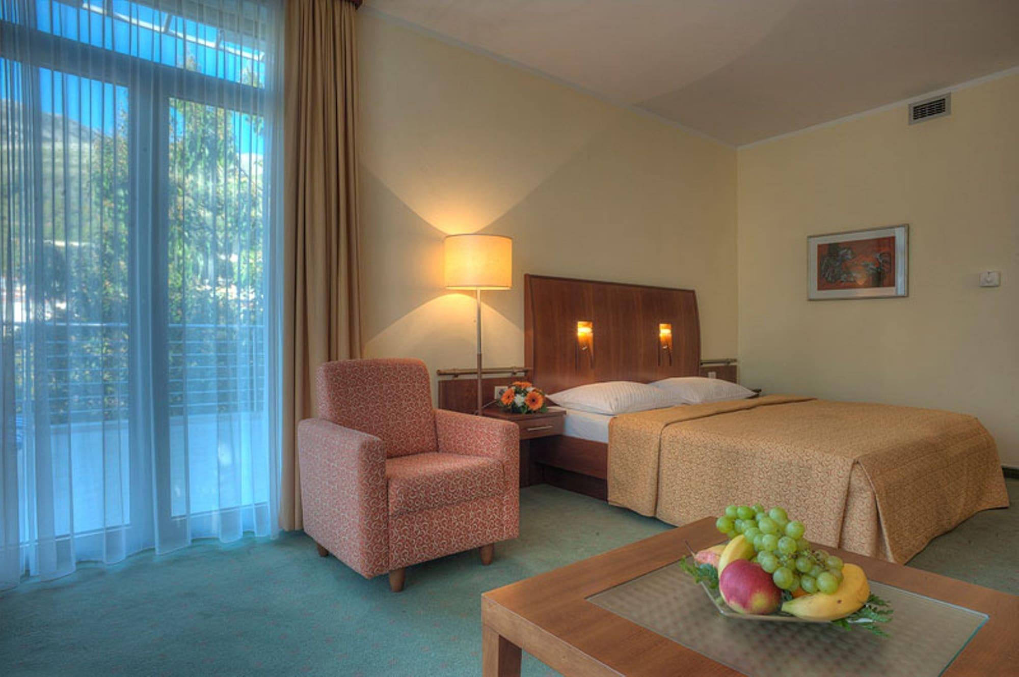 Hotel Rivijera Petrovac Buitenkant foto