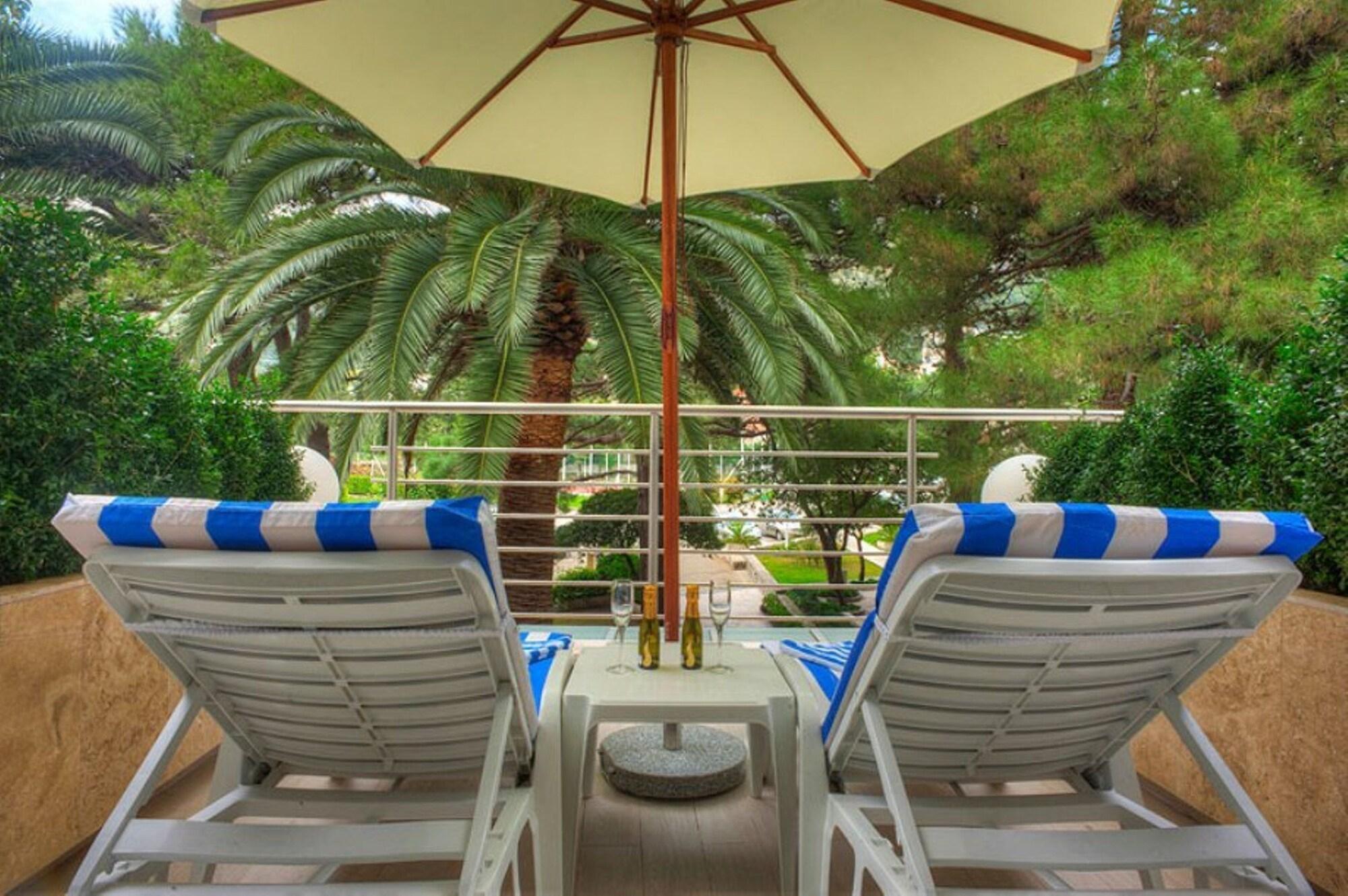 Hotel Rivijera Petrovac Buitenkant foto