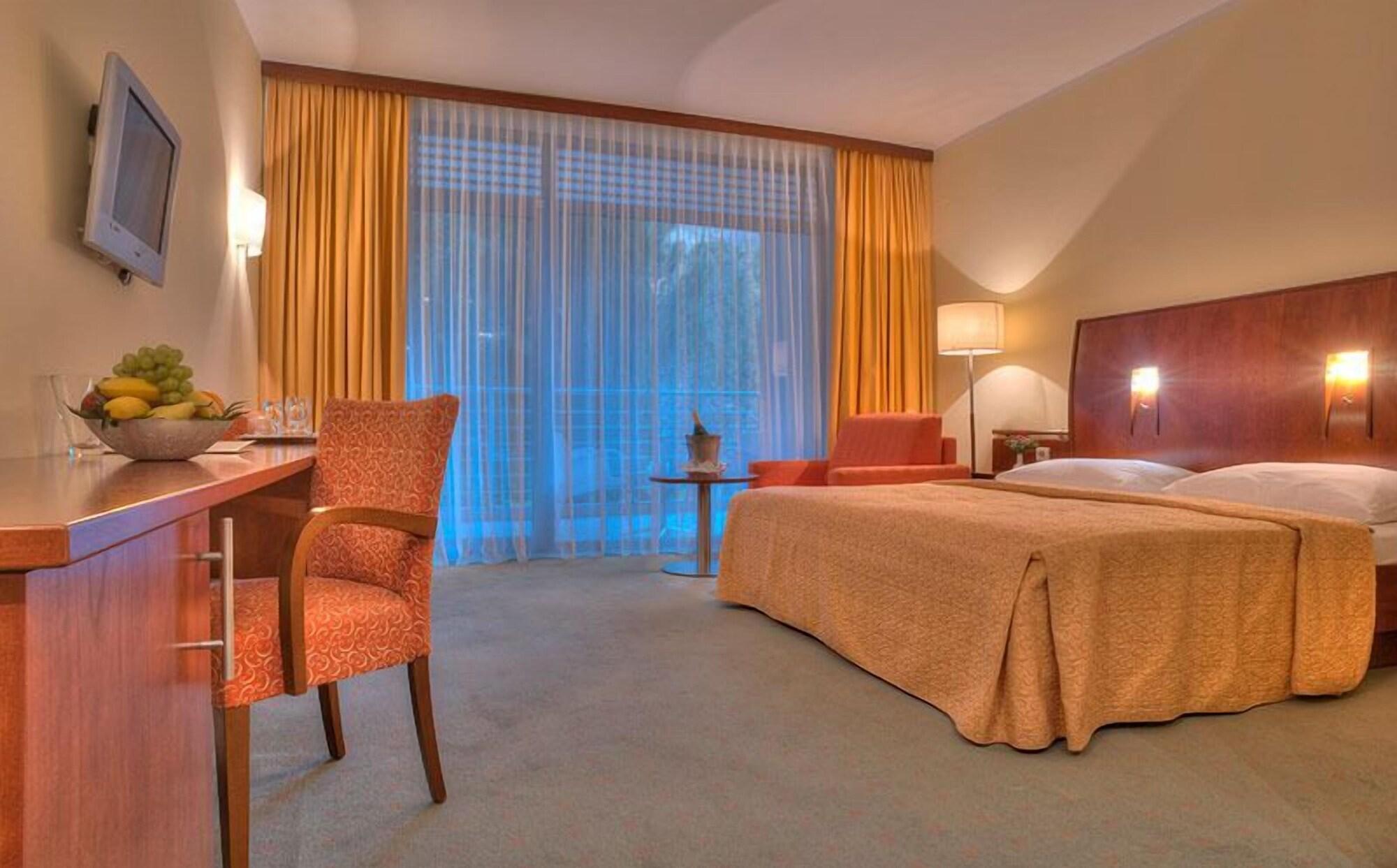 Hotel Rivijera Petrovac Buitenkant foto