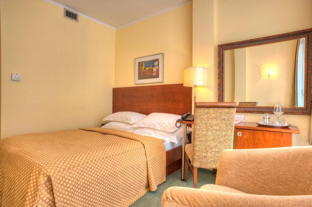Hotel Rivijera Petrovac Buitenkant foto