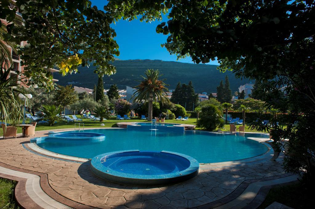 Hotel Rivijera Petrovac Buitenkant foto