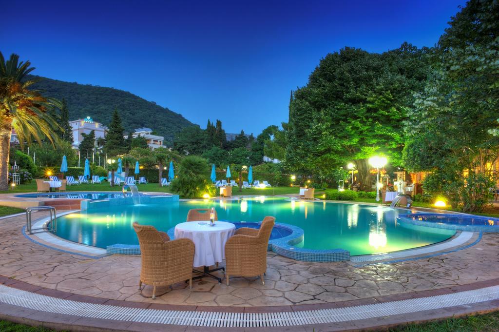 Hotel Rivijera Petrovac Buitenkant foto