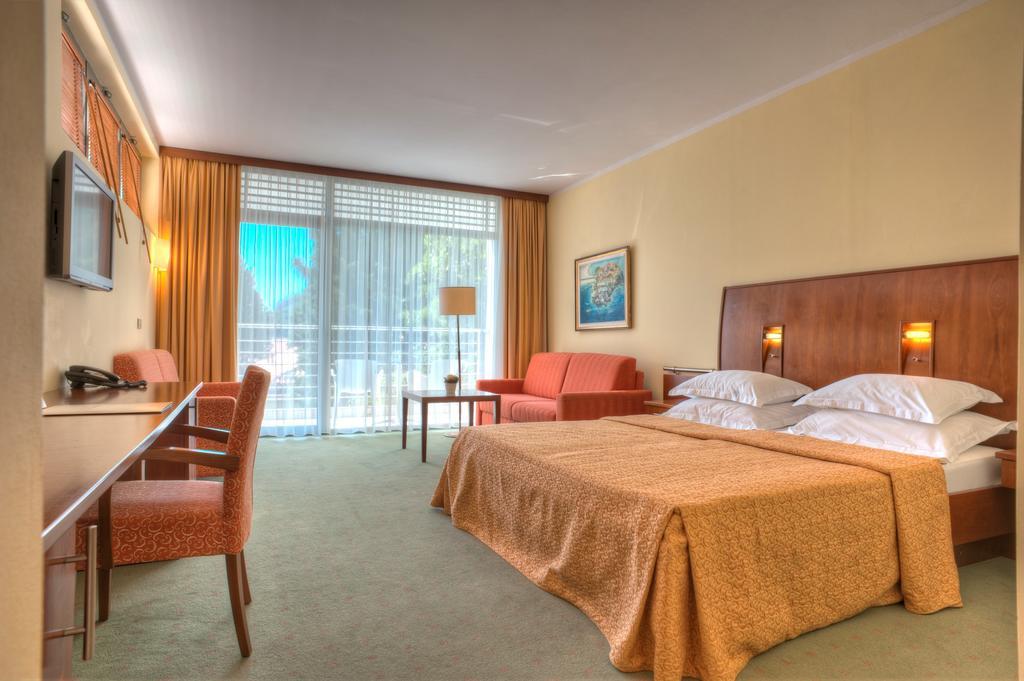 Hotel Rivijera Petrovac Buitenkant foto