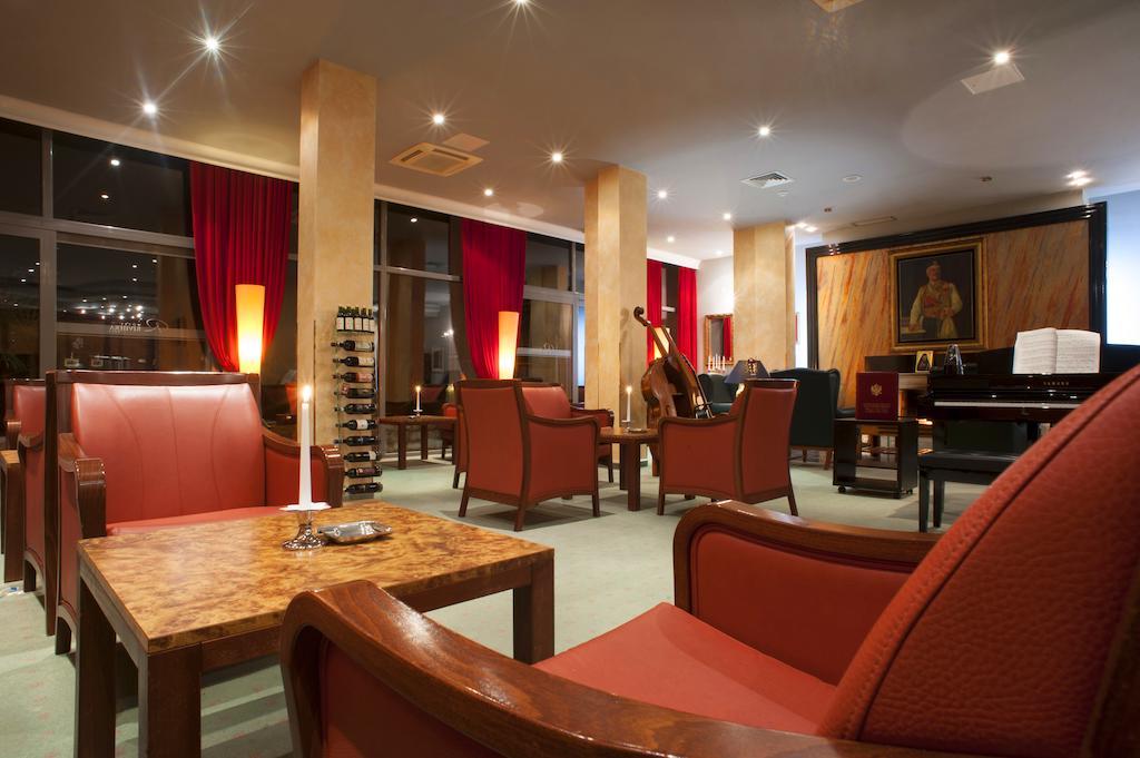 Hotel Rivijera Petrovac Buitenkant foto
