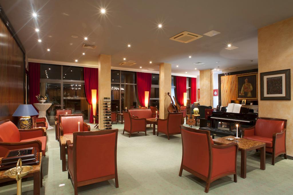 Hotel Rivijera Petrovac Buitenkant foto