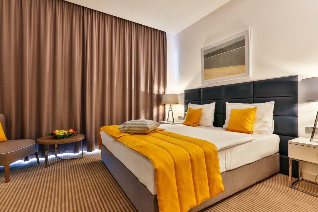 Hotel Rivijera Petrovac Buitenkant foto