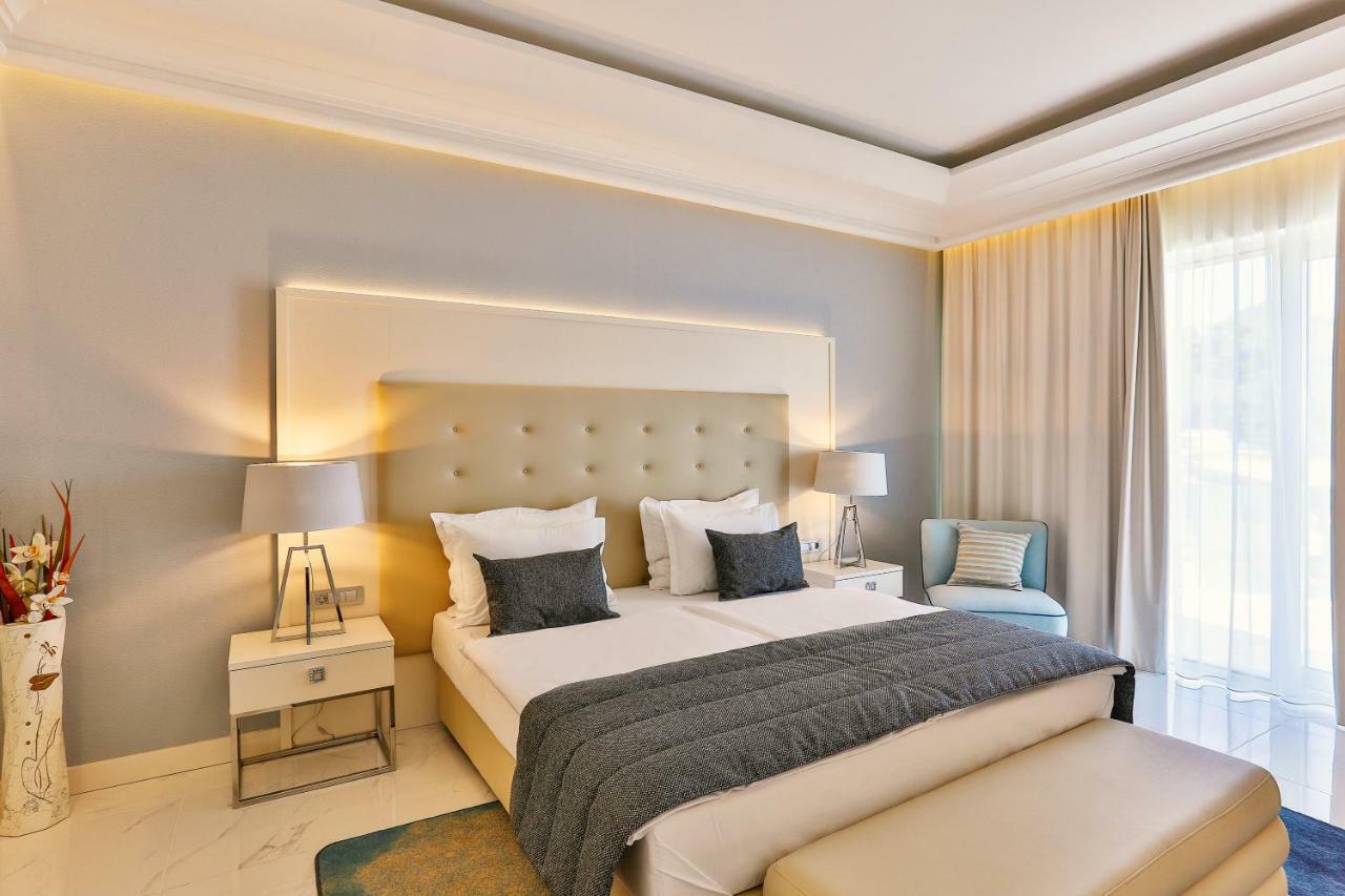 Hotel Rivijera Petrovac Buitenkant foto