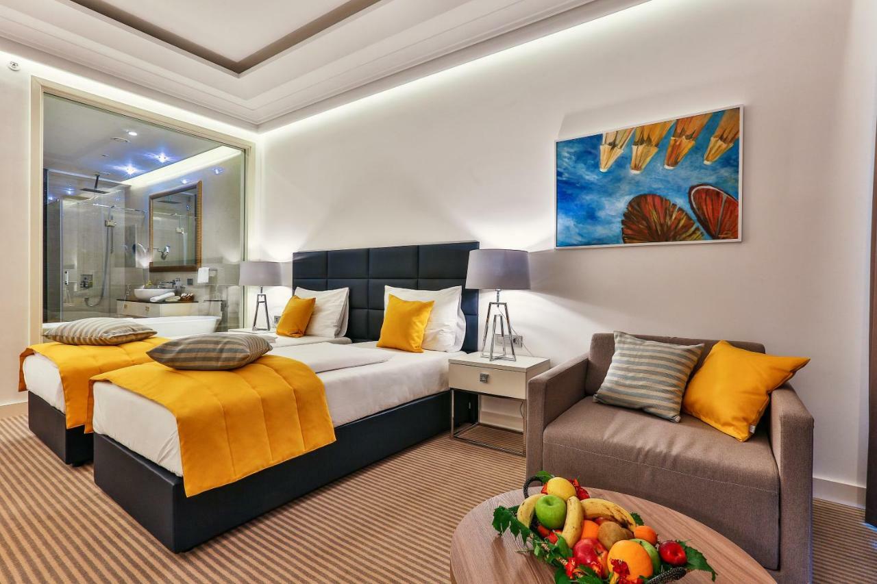 Hotel Rivijera Petrovac Buitenkant foto