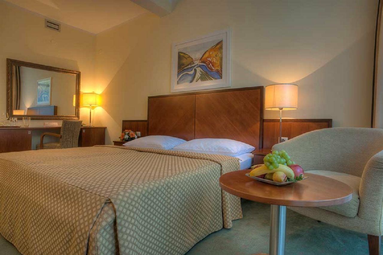 Hotel Rivijera Petrovac Buitenkant foto