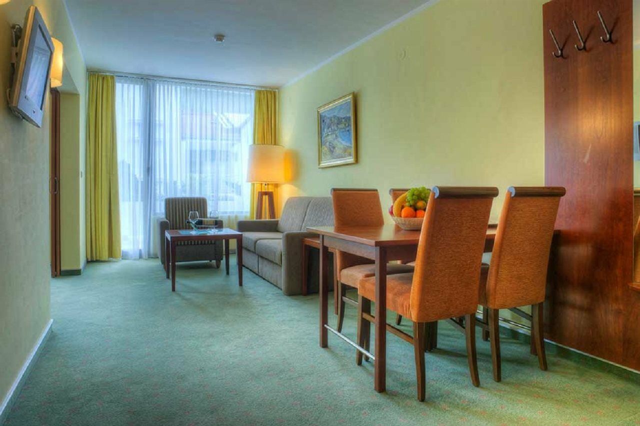 Hotel Rivijera Petrovac Buitenkant foto